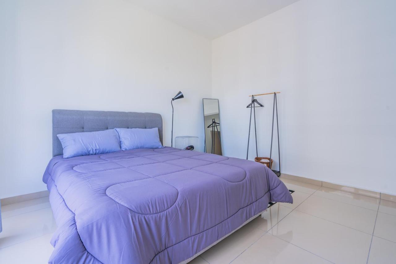 Cozy 3-bedroom With Pool 6 Pax - Semarak Apartemen